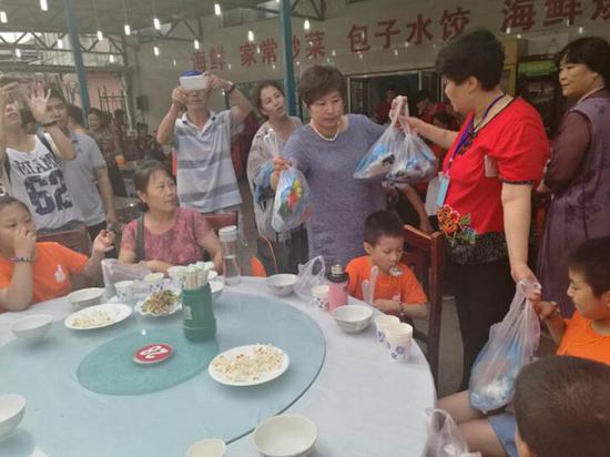 亲亲一家失独指导中心负责人田大华的同学们为每个家庭送上礼物