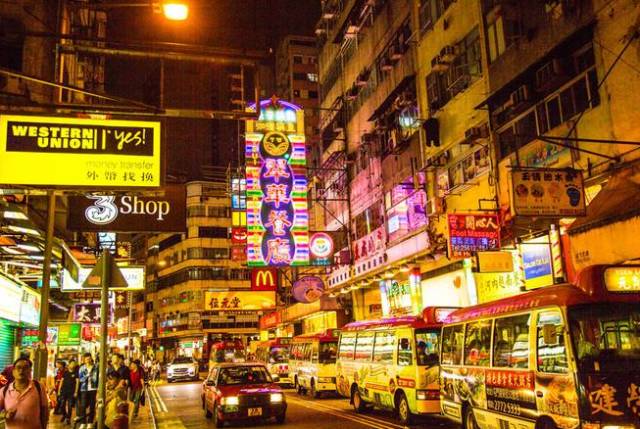庙街,古老的街道与热闹的夜市。