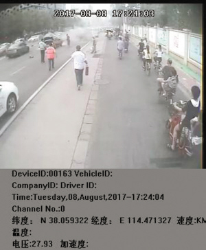 奔向起火的出租车救火。(图片为车载记录仪视频截图)