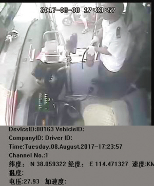 公交司机黄国峰迅速拿起灭火器。