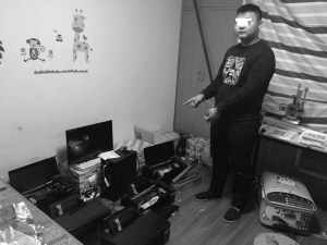 犯罪嫌疑人指认作案现场。