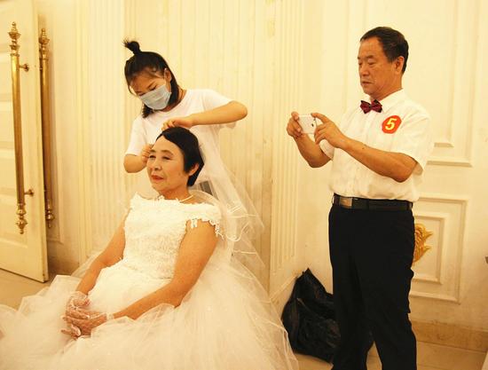 石家庄成功举办 “百位夫妻重走红地毯”大型慈善庆婚活动。图为活动现场。