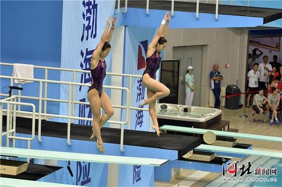 8月19日,第十三届全运会跳水比赛拉开帷幕,在女子团体比赛中,河北跳水队获得金牌。图为河北选手王涵/贾东瑾(左)在女子跳水团体赛双人3米板比赛中。 记者耿辉摄