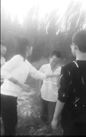 小学男生被初中女生打耳光。(视频截图)
