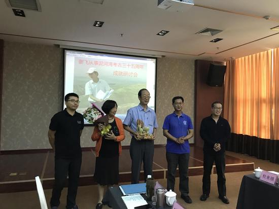 9月23日,谢飞从事泥河湾考古三十五周年成就研讨会在石家庄召开。 图为学生们向谢飞夫妇赠送雕刻品。