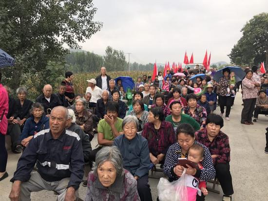 迎双节 平山韩丁村130户老区人民获得爱心物资,图为活动现场