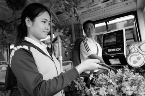 乘客体验刷手机坐公交车。本报记者 杨伟广 摄