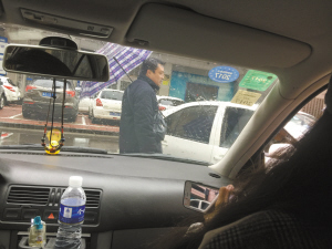 ■非法收费人员正在指挥停车。