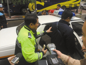 ■交警将非法收费人员带回大队。