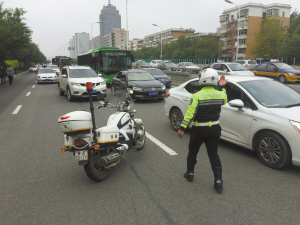 ■交警正在疏导车辆。