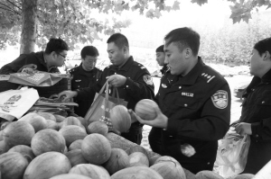■民警争相购买爱心瓜。