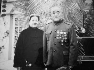 ■胸戴各种奖章的王殿忠与爱人在一起。 (记者翻拍)