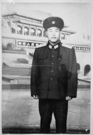 ■王殿忠戎装照。(记者翻拍)