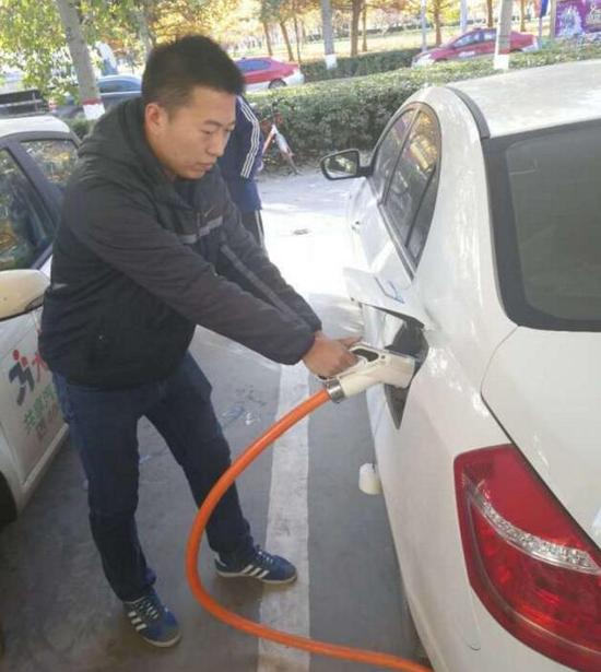 正在给自己车充电的车主