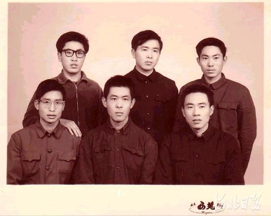 在北京农业大学(现中国农业大学)读书时的杨向中(上中)。