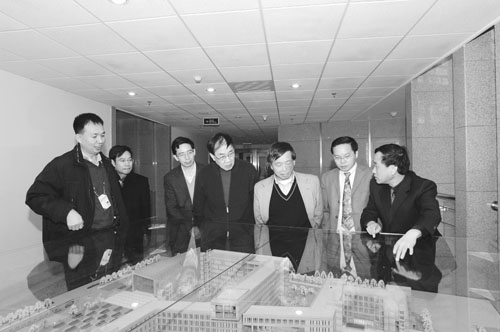 2007年1月17日,杨向中教授(右三)等参观中科院动物所新园区。