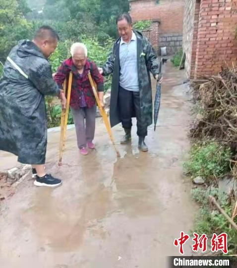 暴雨来临前,磁县组织乡镇干部转移危险地区群众。 齐雄 摄