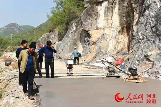 图为县道阳索线史家庄至偏城道路改建施工现场。