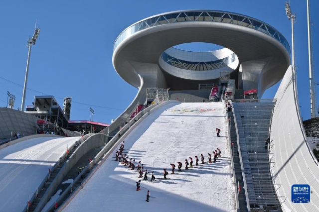 “雪如意”下，为何隐藏着一个标准足球场？