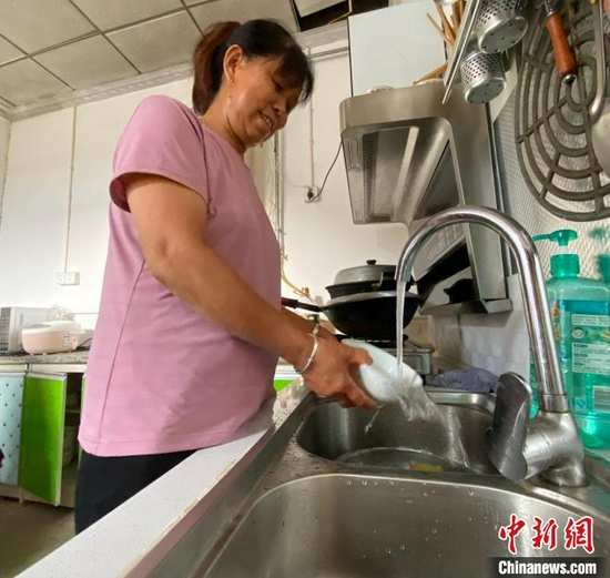 村民用上长江水。 王鹏 摄