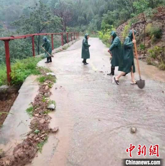 磁县陶泉乡干部群众在高穴村抢修道路。 张鑫 摄