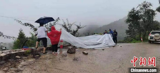 磁县山区部分道路路基被雨水冲毁，防汛一线人员冒雨抢修。　齐雄 摄