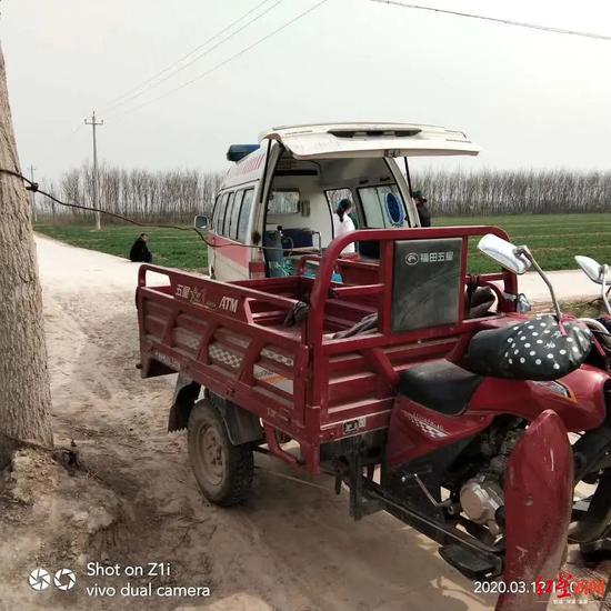 ↑事发现场,一根钢丝绳横在路口