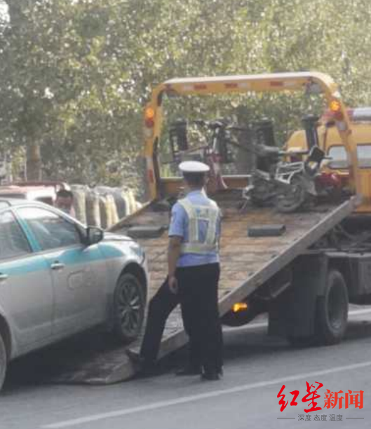 事故现场,肇事车辆被拖走