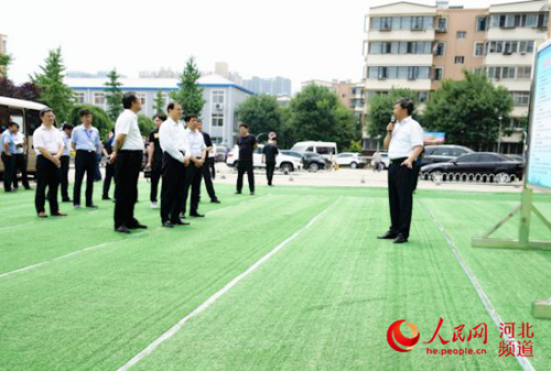 图为7月10日,在全省老旧小区改造现场会中,与会人员观摩唐山市老旧小区改造项目。