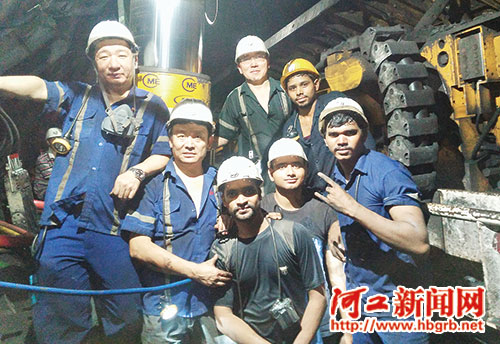 ■中印员工相处融洽,工作之余不忘合影留念