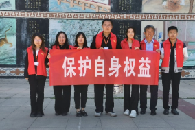 图片说明:平安金融教育志愿者合影