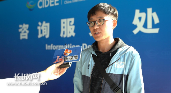 青年志愿者在接受采访。记者 卢火青 摄