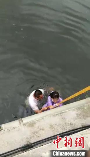 民警和群众合力把女孩拉上岸 视频截图