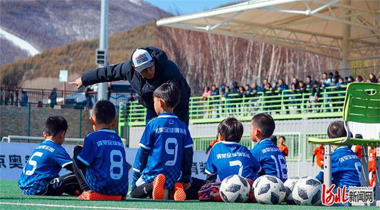 5月1日,第二届“五一·太舞杯”青少年足球锦标赛举行。 通讯员赵子安摄