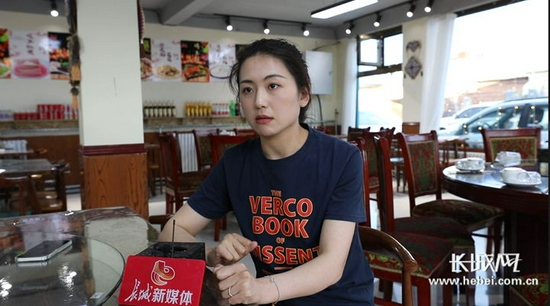 胡静正在接受长城新媒体记者采访。长城网记者 吴新光 摄
