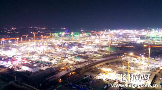 雄安新区容东片区建设现场的夜晚灯火通明。记者 霍少轩 摄
