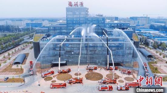 图为高层建筑灭火救援综合实战演练现场。 樊一达 摄
