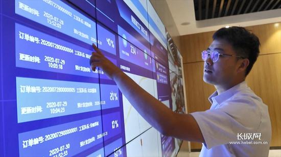 庞健介绍“钢筋外卖”系统。长城网记者 冯硕 摄