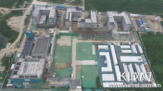航拍“三校一院”交钥匙工程北京四中雄安校区项目建设现场。