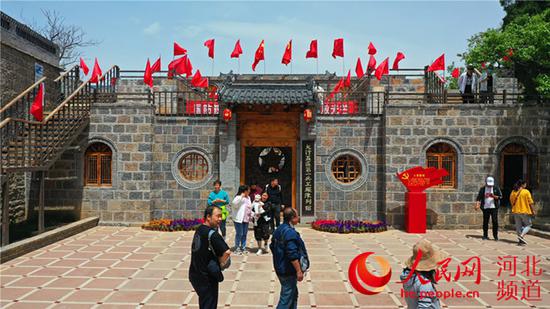 游客参观天保寨景区太行五区第一兵工厂陈列馆。 方文东摄