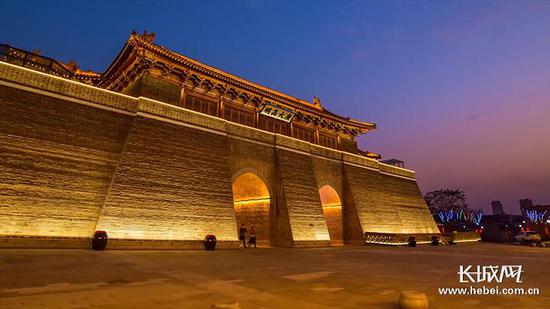 夜幕下的正定古城。长城网记者 路钦淋 摄