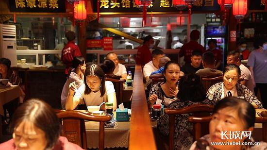 陈饸子饸饹村的食客。长城网记者 路钦淋 摄