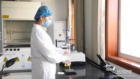 麦客食品公司检验人员在实验室检验生产原料。