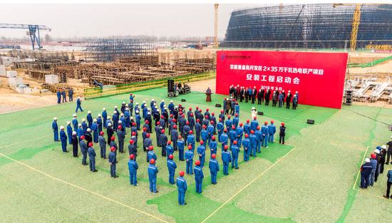图为1号机组锅炉钢架顺利吊装