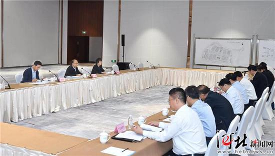 10月7日,省长许勤来到2019中国国际数字经济博览会举办地——石家庄(正定)国际会展中心,现场检查筹备情况,研究调度有关事项。这是许勤主持召开现场办公会,听取活动安排、嘉宾邀请、服务保障、宣传推广等情况汇报,对筹备工作进行再调度再部署。 记者孟宇光摄