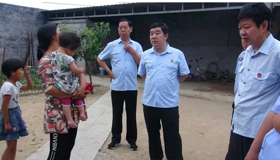 院长随队与干警们一起找“老赖”