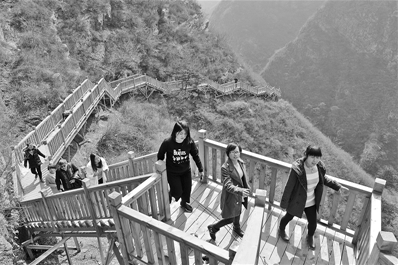 为游客在迁安市塔寺峪景区观光游览。陈 儒摄
