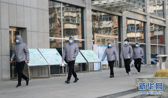 1月14日，在河北省胸科医院，首批新冠肺炎患者治愈出院。新华社记者 金皓原 摄