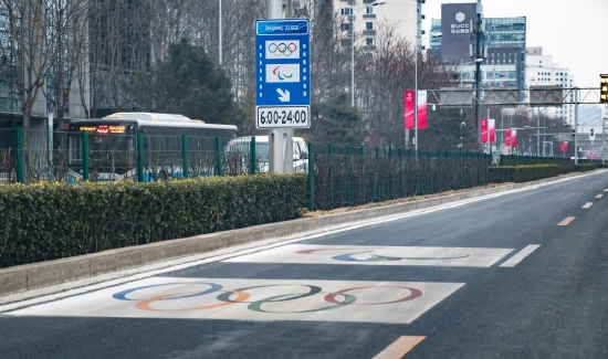 1月21日,北辰东路的奥林匹克专用车道标识。北京市奥林匹克专用车道启用。其中冬奥会启用时间为1月21日至2月25日,冬残奥会启用时间为2月26日至3月16日。新华社记者 肖艺九 摄