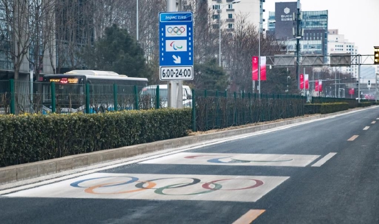 1月21日，北辰东路的奥林匹克专用车道标识。北京市奥林匹克专用车道启用。其中冬奥会启用时间为1月21日至2月25日，冬残奥会启用时间为2月26日至3月16日。新华社记者 肖艺九 摄